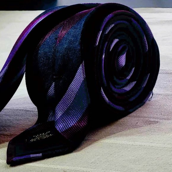 BANANA REPUBLIC Men's SILK Neck tie,  purple, lila, & burgundy Striped pattern - Picture 10 of 15